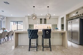 StayAU Spacious 6BR House Pool Table