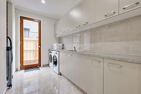 StayAU Spacious 6BR House Pool Table