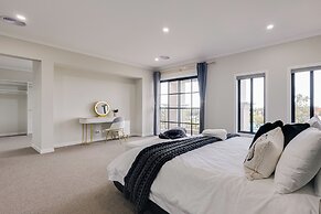 StayAU Spacious 6BR House Pool Table