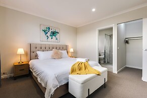 StayAU Spacious 6BR House Pool Table