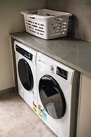 StayAU Spacious 6BR House Pool Table