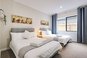 StayAU Spacious 6BR House Pool Table