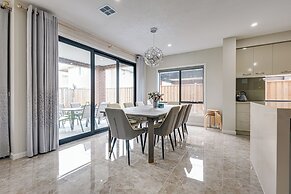 StayAU Spacious 6BR House Pool Table