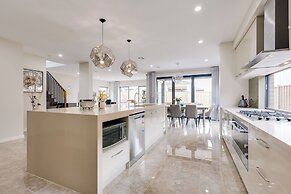 StayAU Spacious 6BR House Pool Table