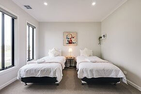 StayAU Spacious 6BR House Pool Table