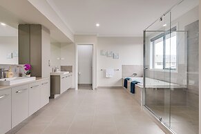 StayAU Spacious 6BR House Pool Table