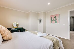 StayAU Spacious 6BR House Pool Table