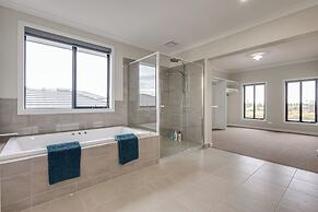 StayAU Spacious 6BR House Pool Table