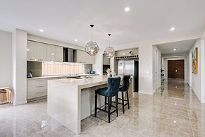 StayAU Spacious 6BR House Pool Table