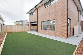 StayAU Spacious 6BR House Pool Table