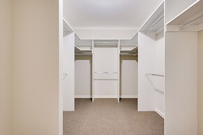 StayAU Spacious 6BR House Pool Table