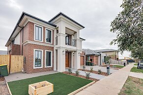 StayAU Spacious 6BR House Pool Table