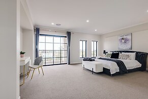 StayAU Spacious 6BR House Pool Table