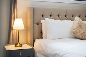 StayAU Spacious 6BR House Pool Table