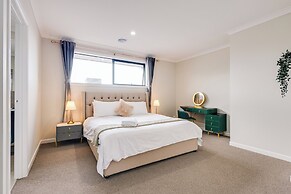 StayAU Spacious 6BR House Pool Table