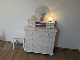 Huus Meta Modern Retreat