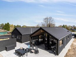 5 Star Holiday Home in Dronningmolle