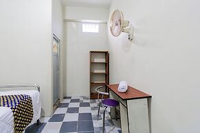 SPOT ON 93967 Hasna Guest House Syariah