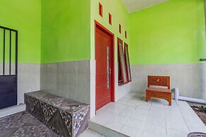 SPOT ON 93967 Hasna Guest House Syariah