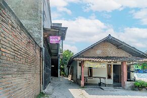 SPOT ON 93967 Hasna Guest House Syariah