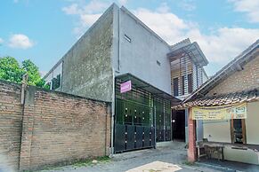 SPOT ON 93967 Hasna Guest House Syariah