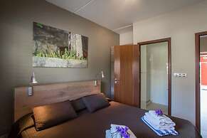 Spanish Water Apartments - Garden View