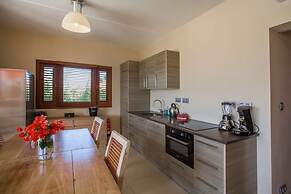 Spanish Water Apartments - Garden View