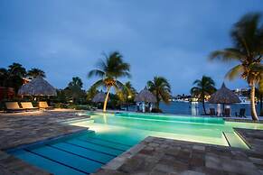 Spanish Water Apartments - Garden View