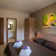 Spanish Water Apartments - Garden View