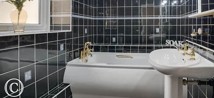 Two Bedroom Maisonette With Balcony and sea Views