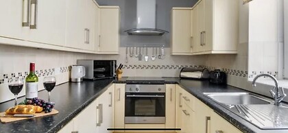 Two Bedroom Maisonette With Balcony and sea Views