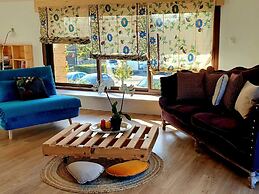 Bright, Modern Loft Comfortable Vacation Home