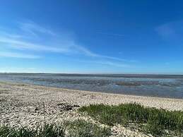 Inviting Apartment Near Beach