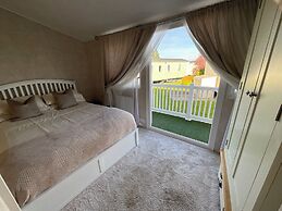 Luxury 2- Bed Caravan in Mersea Island Colchester