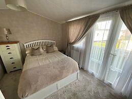 Luxury 2- Bed Caravan in Mersea Island Colchester