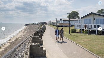 Luxury 2- Bed Caravan in Mersea Island Colchester