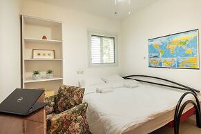 Homey Kiryat Haim Apt by Sea N Rent