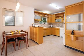 Homey Kiryat Haim Apt by Sea N Rent