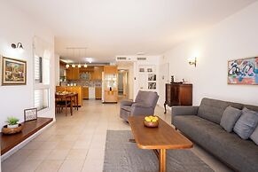 Homey Kiryat Haim Apt by Sea N Rent