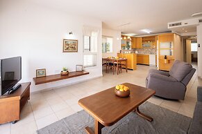 Homey Kiryat Haim Apt by Sea N Rent