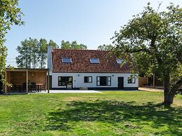 Heritage House 2 km From the Beach in Lissewege