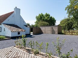 Heritage House 2 km From the Beach in Lissewege
