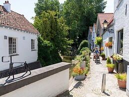 Heritage House 2 km From the Beach in Lissewege