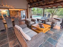 Luxury Villa With a Swimming Pool in Hoedspruit