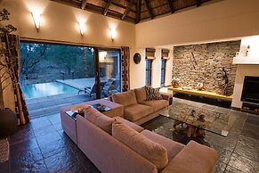 Luxury Villa With a Swimming Pool in Hoedspruit
