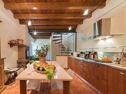 Elegant Mansion Stay in Tuscany