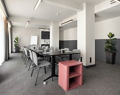 Zeus is Loose Hostel