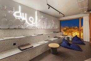 Zeus is Loose Hostel