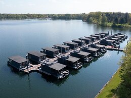 Luxury Houseboat With Beautiful Views