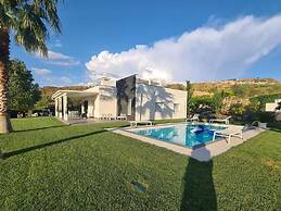 Holiday Home in Leonforte With Private Pool